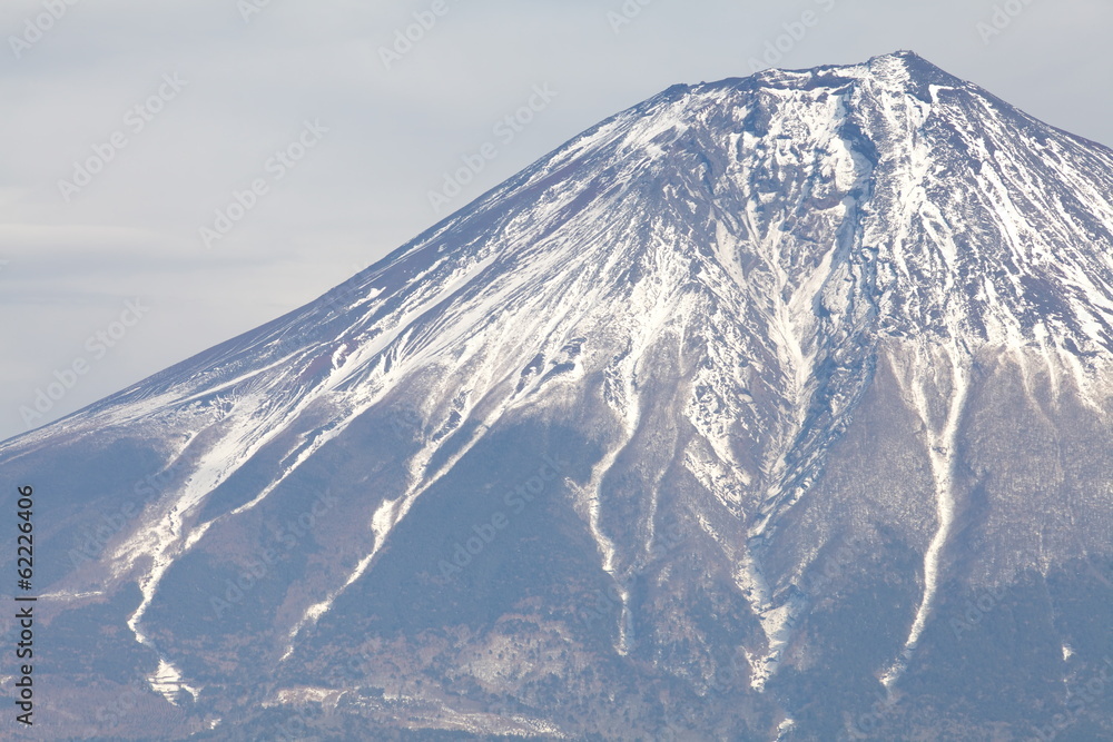 冬季的富士山从谷木湖出发