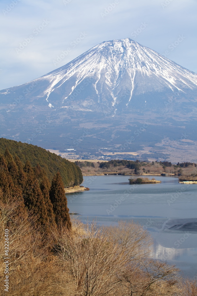 冬季的富士山从谷木湖出发