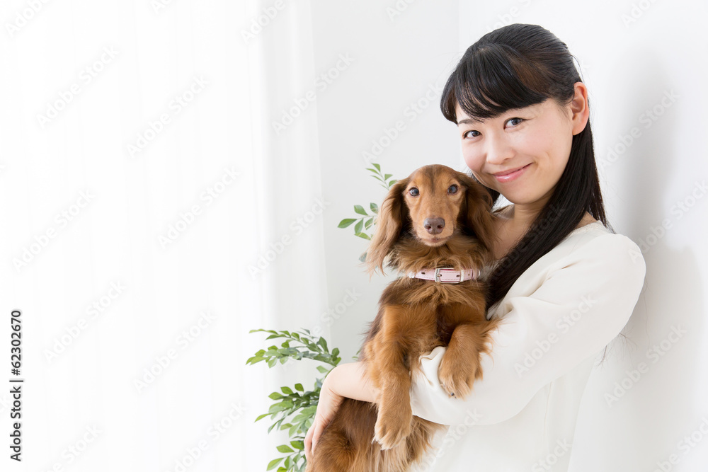 亚洲年轻女性和狗狗的生活方式形象