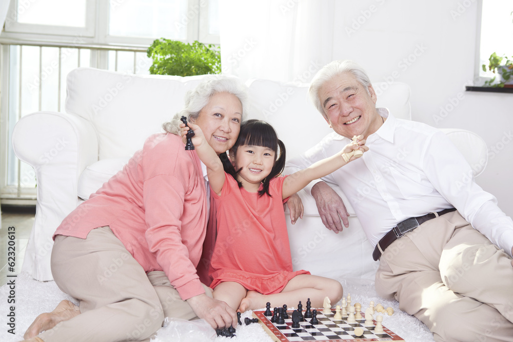 。一对老夫妇带着孙女玩围棋。