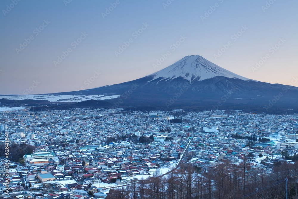 富士吉田镇冬季富士山