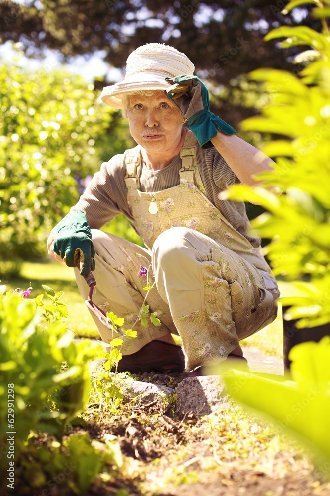 在花园里工作的老年妇女感到疲倦