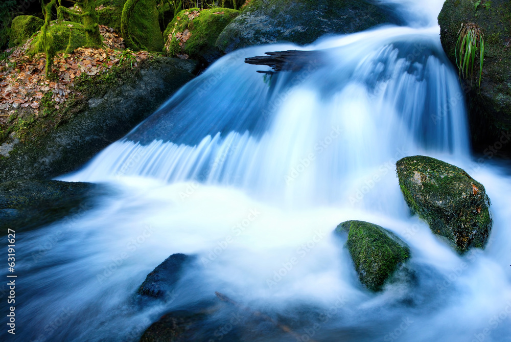 Wasserfall in kühlen Farben