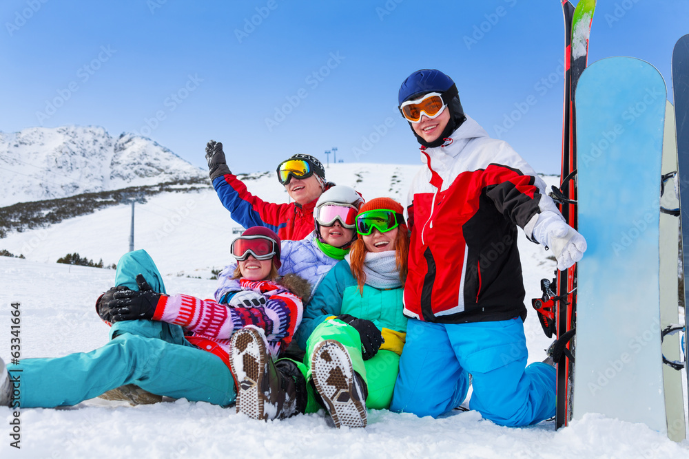 一群快乐的山地滑雪运动员