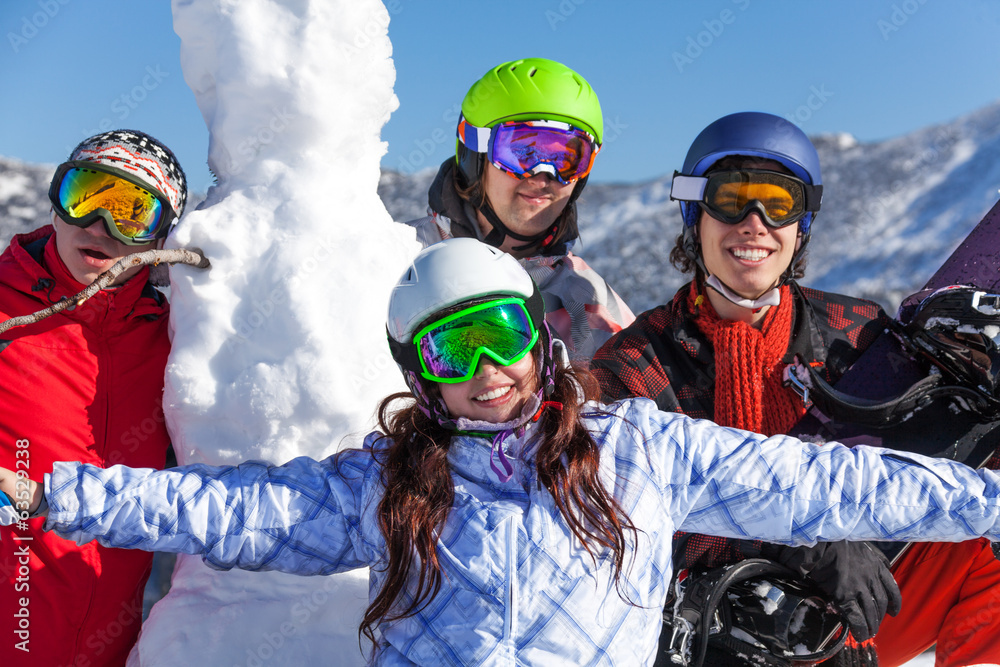 滑雪板和雪人戴护目镜