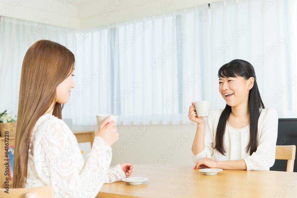 コーヒーを飲む女性2人