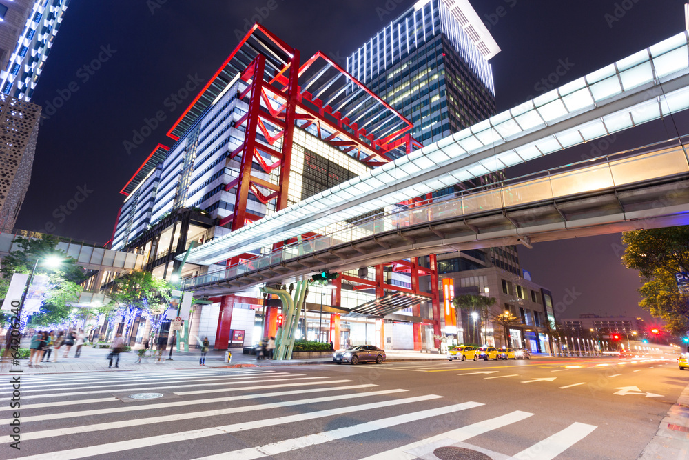 现代街道夜景