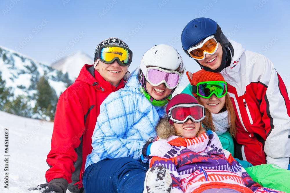 五个快乐微笑的朋友带着滑雪板