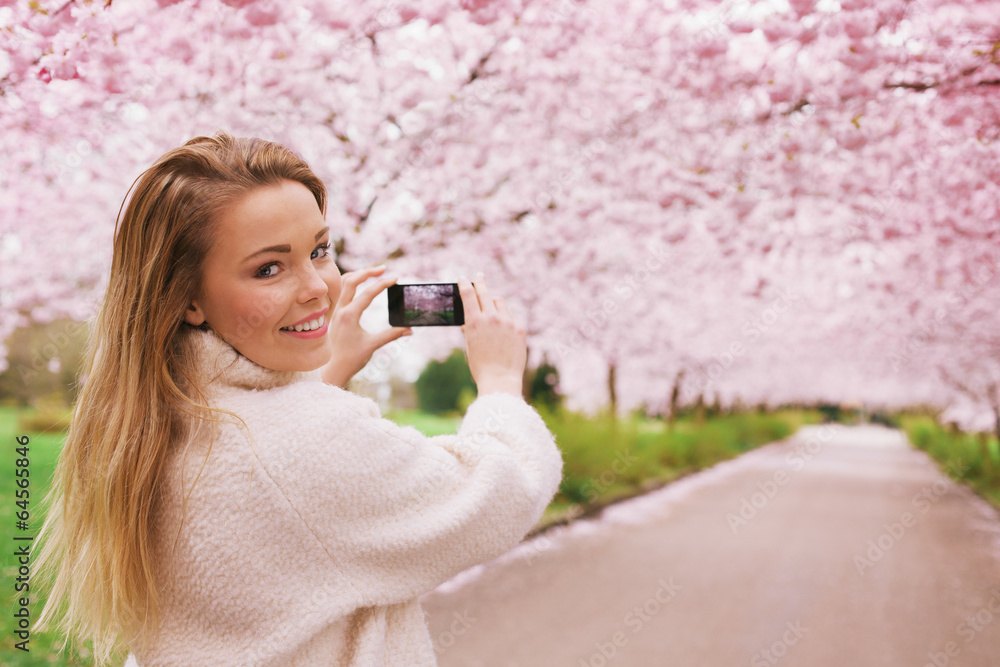 美丽的年轻女子拍摄春花公园