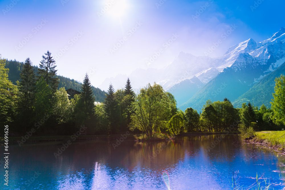 法国夏蒙尼风景如画的湖泊