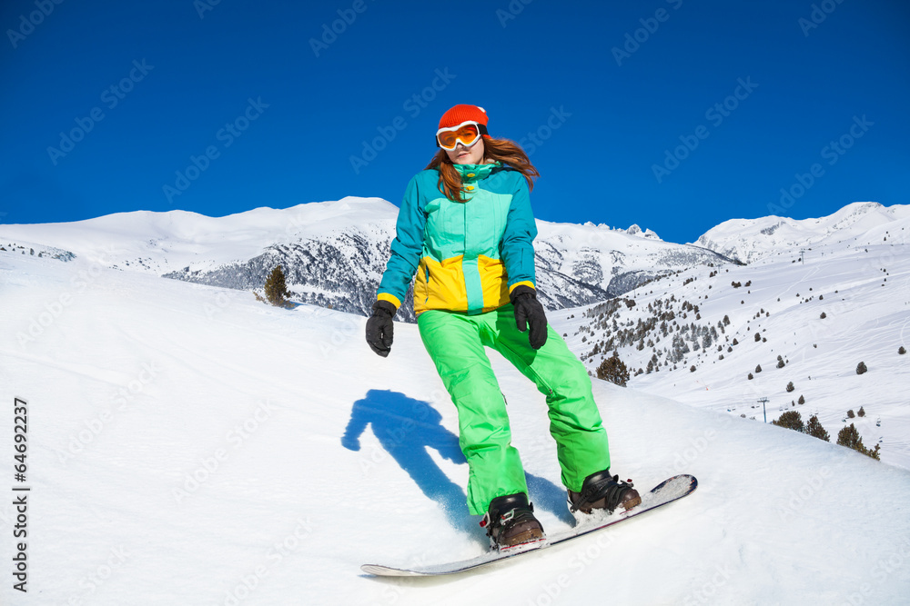 快乐女孩站在高山滑雪板上