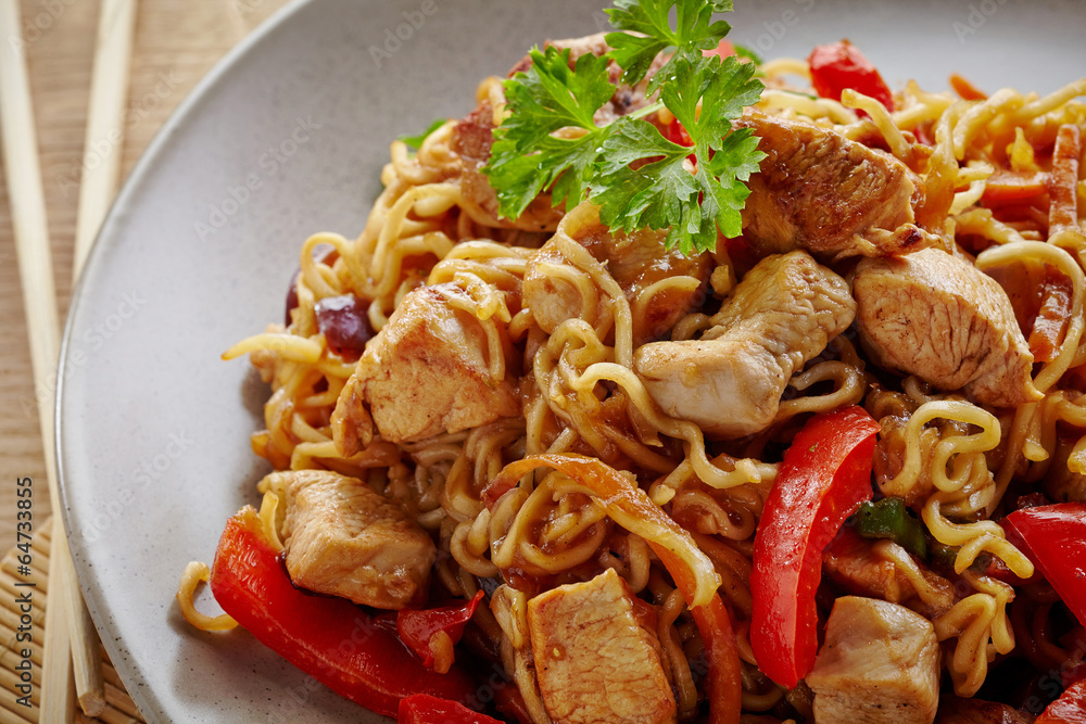 noodles with chicken and vegetables