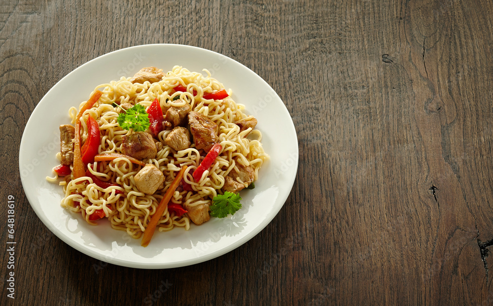 Noodles with chicken and vegetables