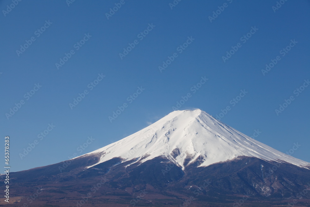 富士山顶与冬季积雪