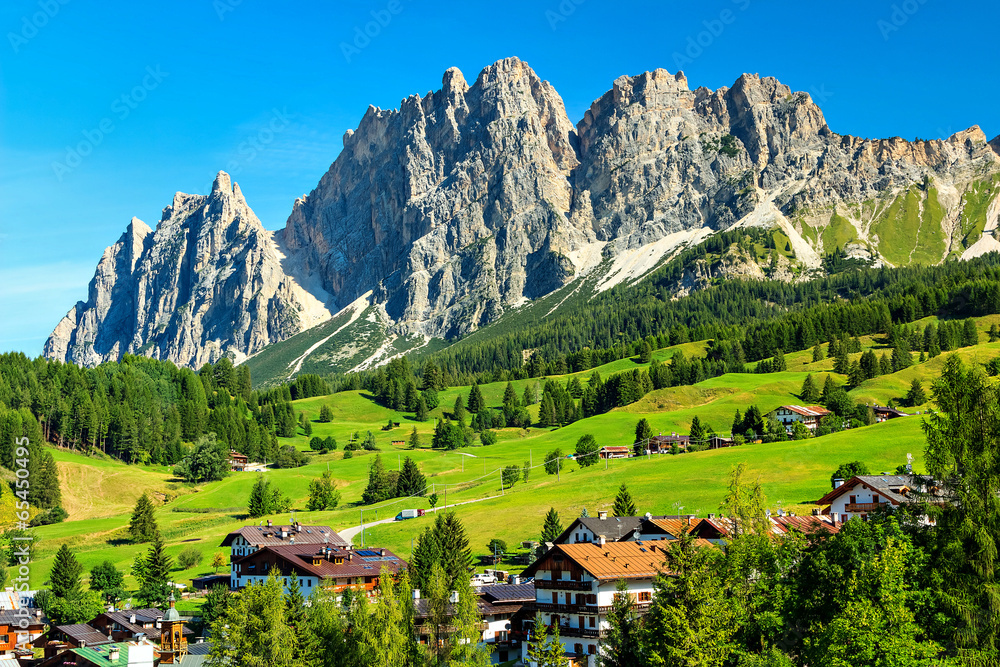 意大利Cortina D ampezzo上方的绿色草地和高山