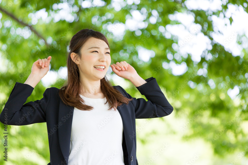 绿色背景下的年轻亚洲女性