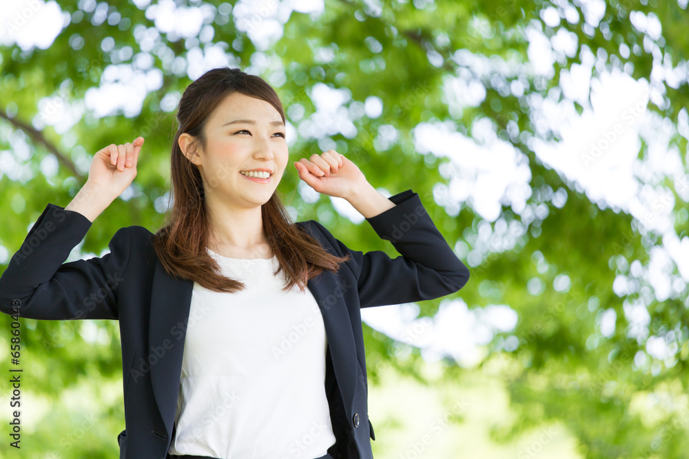 绿色背景下的年轻亚洲女性