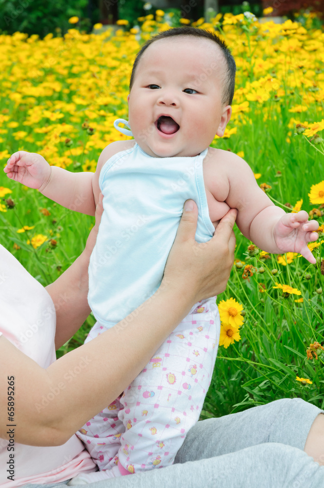 东方妈妈和她的孩子一起在公园玩耍