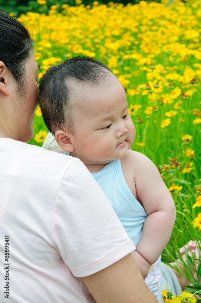 妈妈怀抱的可爱东方宝宝