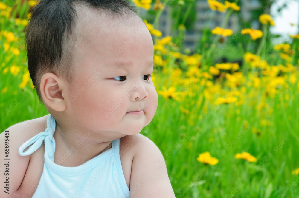 花园里可爱的东方宝宝