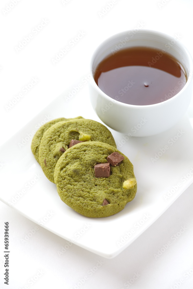 日本抹茶绿茶饼干和一杯茶