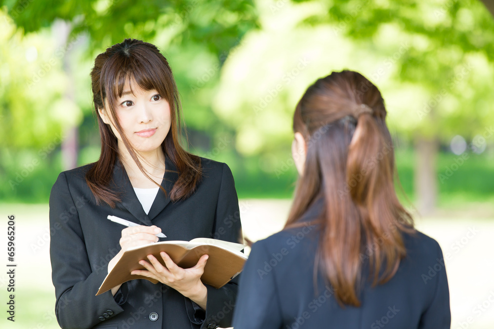 绿色背景下的亚洲女商人