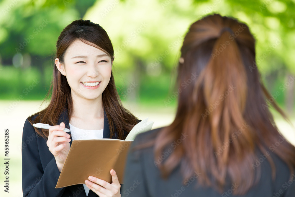 绿色背景下的亚洲女商人