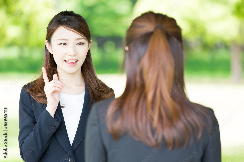 绿色背景下的亚洲女商人