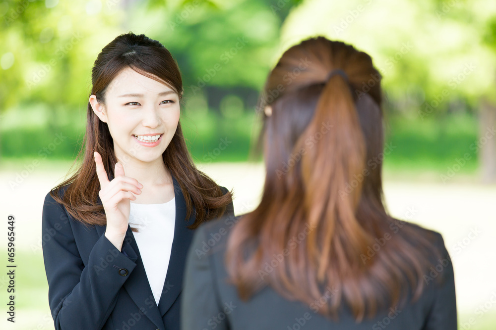 绿色背景下的亚洲女商人