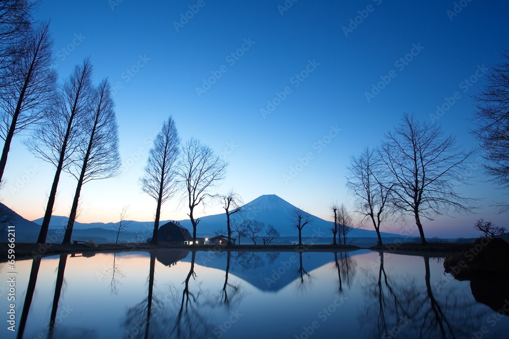 富本露营日出时的富士山