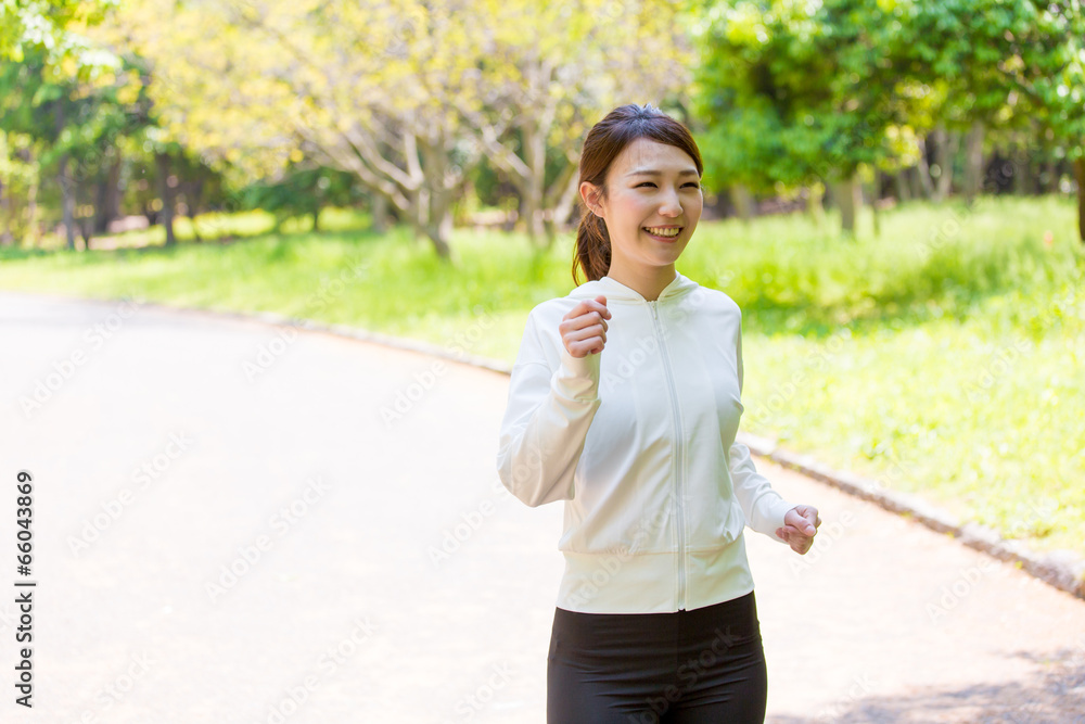 在公园慢跑的亚洲年轻女子