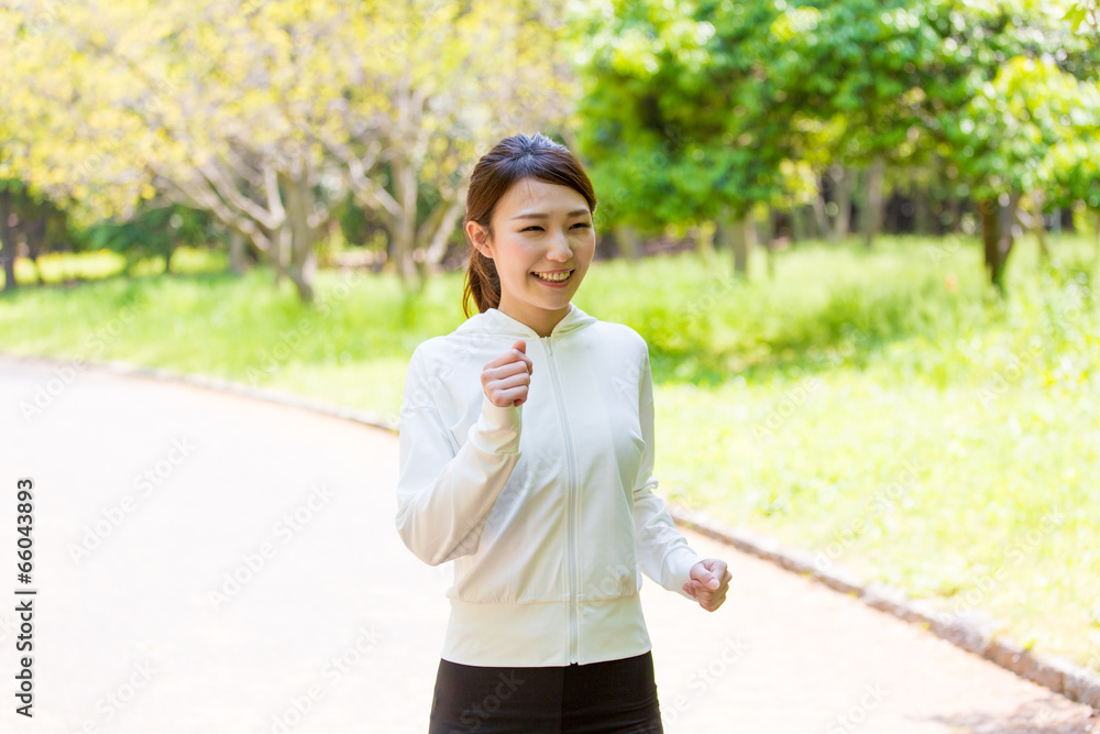 在公园慢跑的亚洲年轻女子