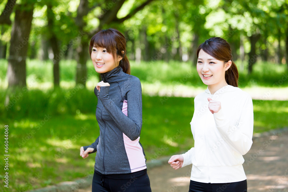 亚洲年轻女子在公园慢跑