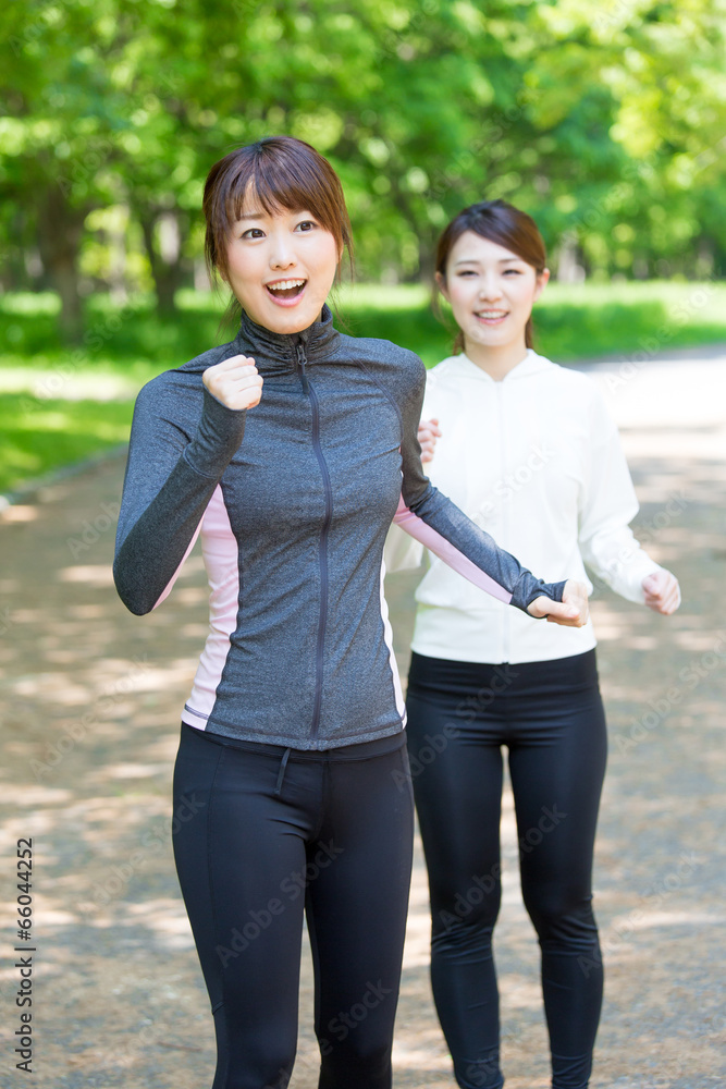 在公园慢跑的亚洲年轻女性