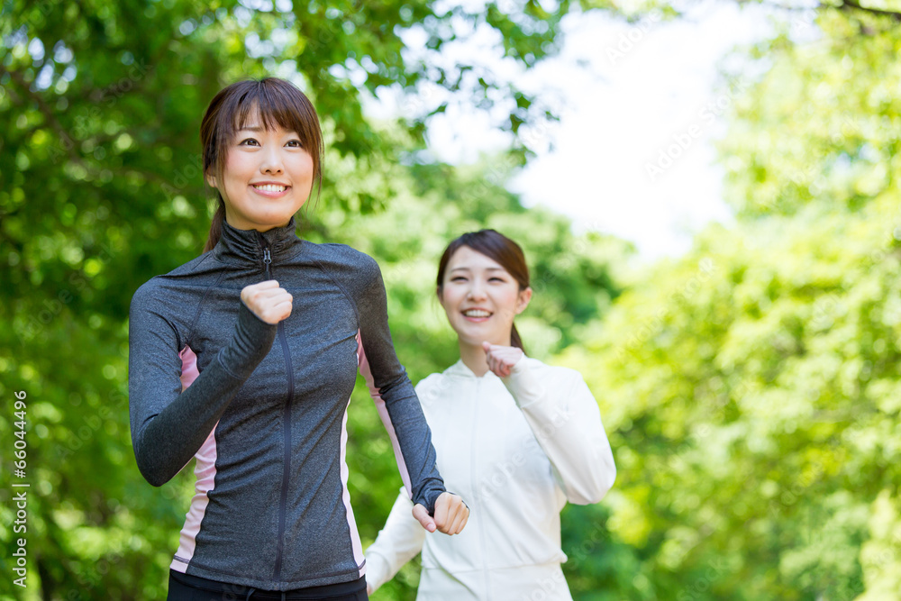 在公园慢跑的亚洲年轻女性