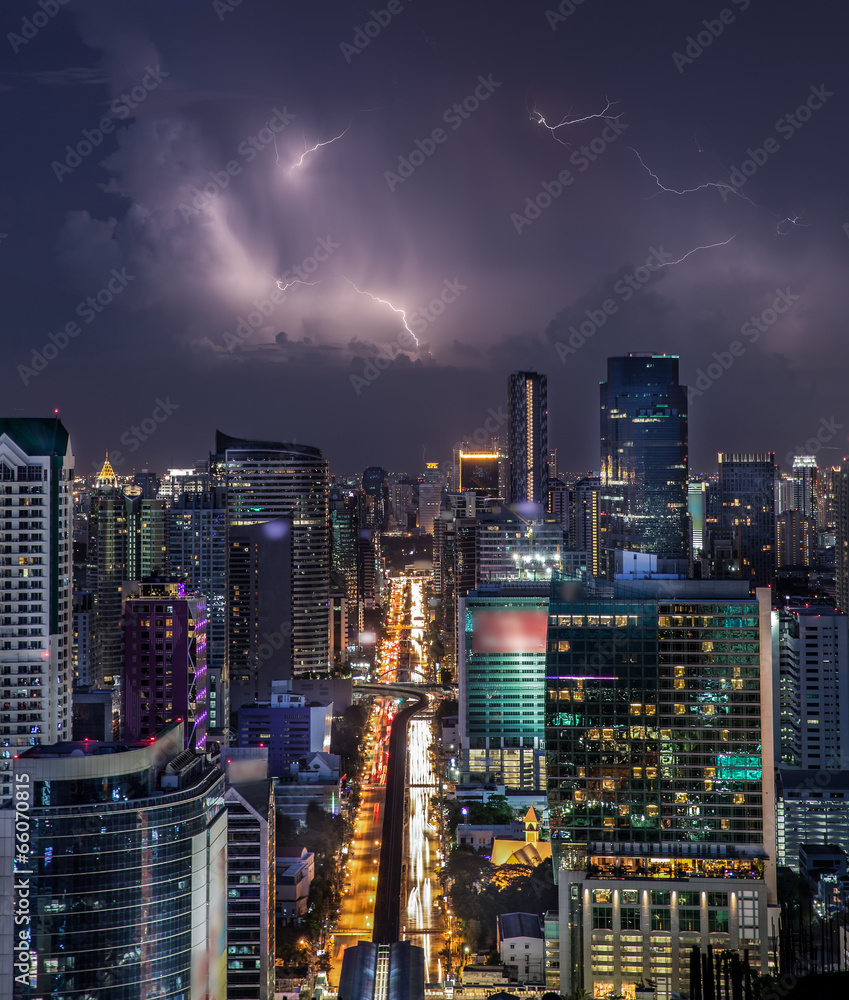 暴雨和暴雨下的主要交通高速公路