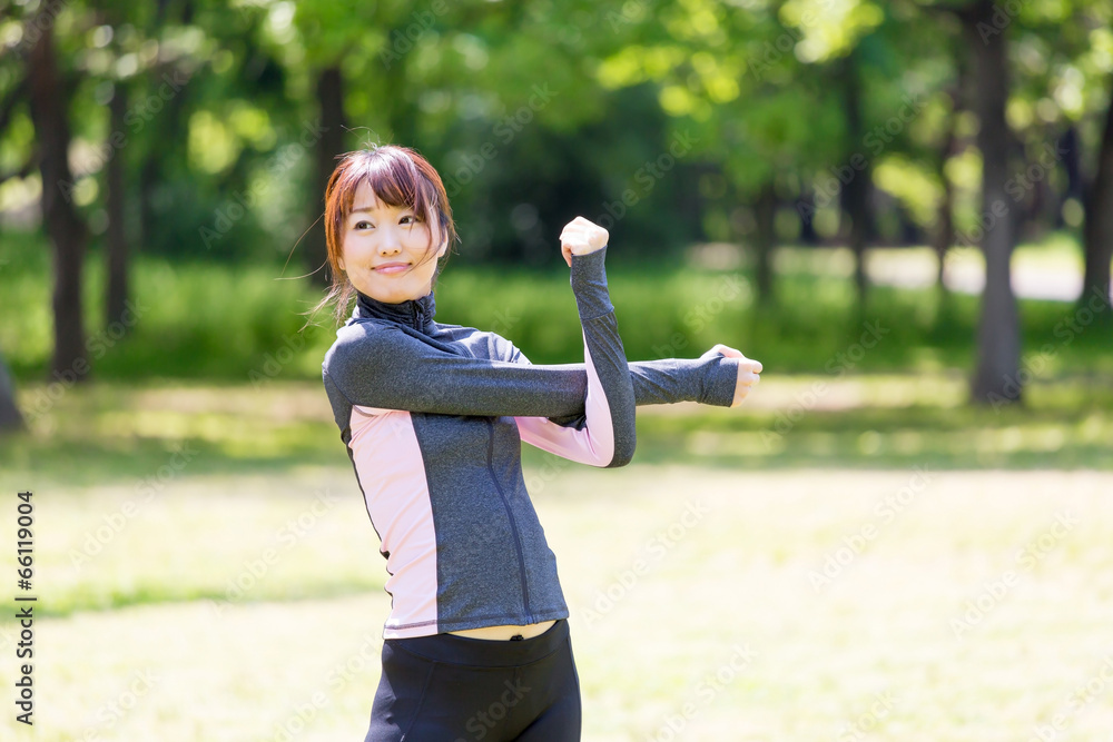 在公园锻炼的年轻亚洲女性