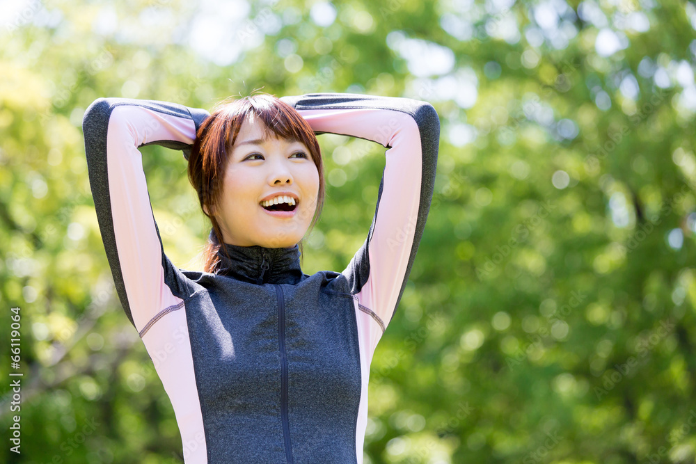 在公园锻炼的年轻亚洲女性