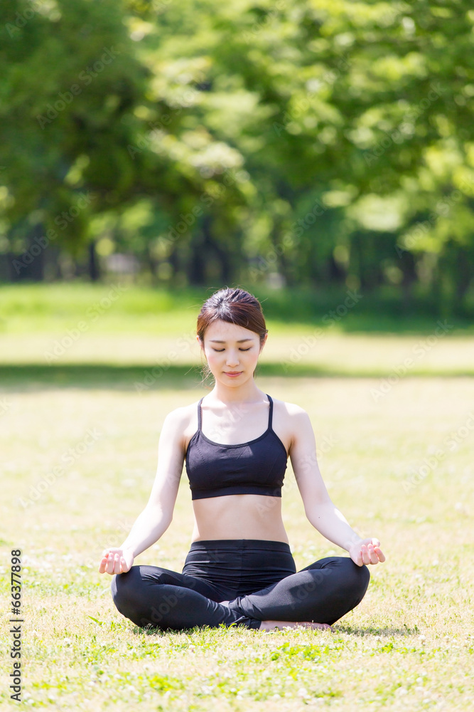 亚洲年轻女性运动形象