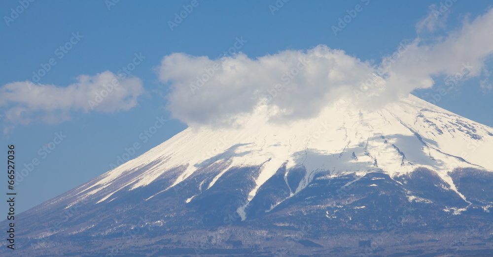 云雾缭绕的富士山