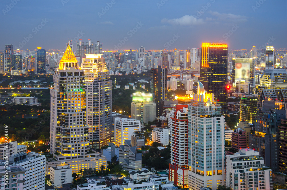 曼谷城市夜景，天空晴朗