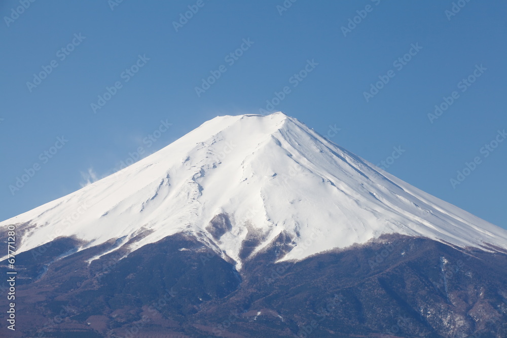 冬季有雪的富士山顶