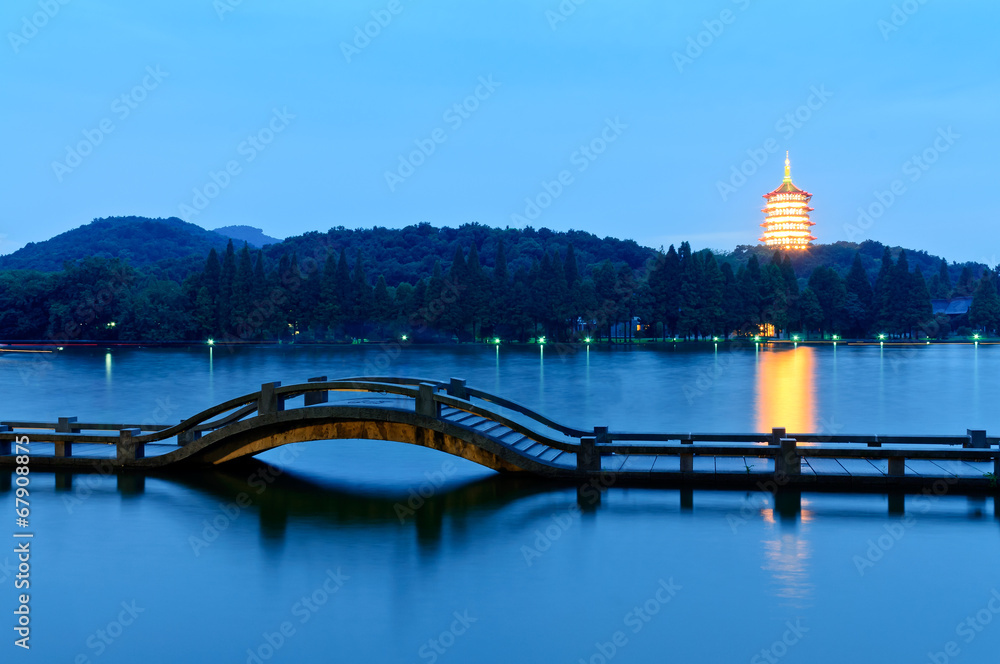 黄昏中的杭州西湖美景