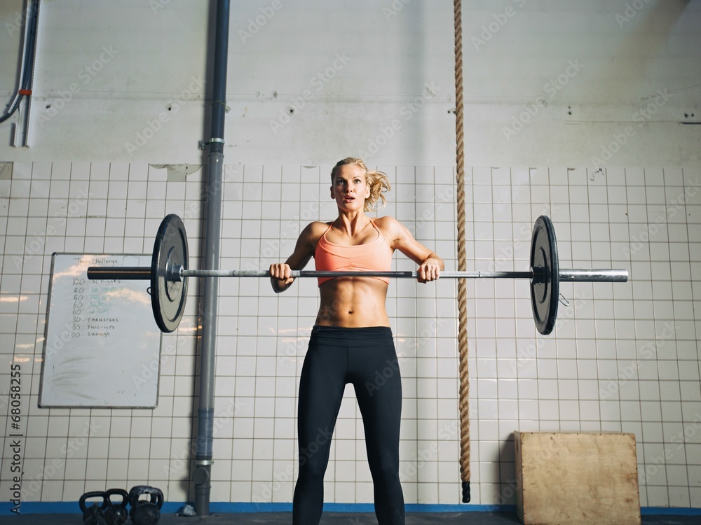 Crossfit年轻女子举重