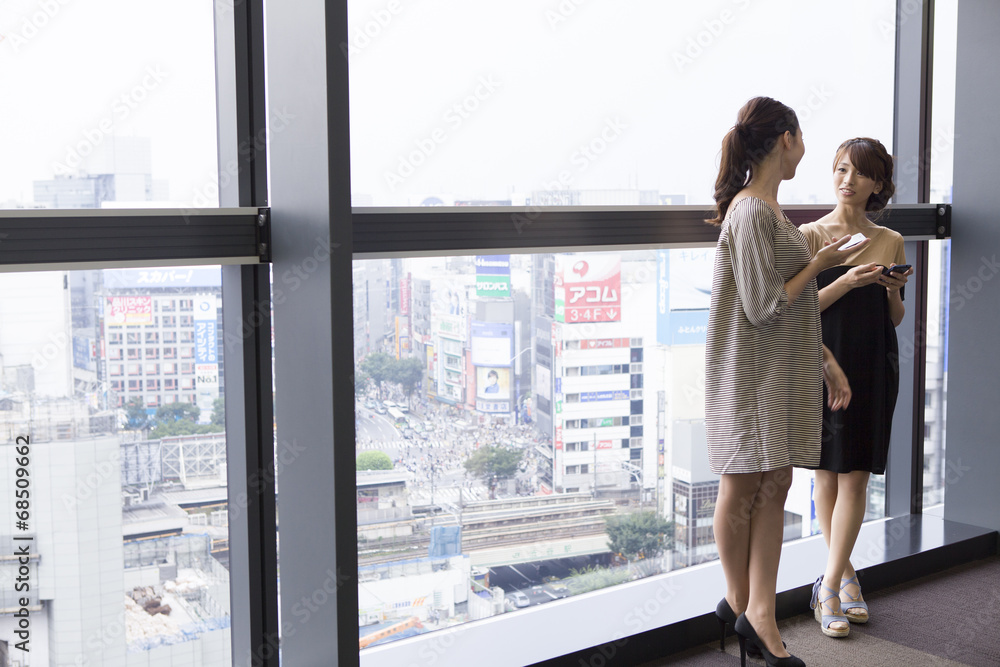 Building fitted with glass　、Two women