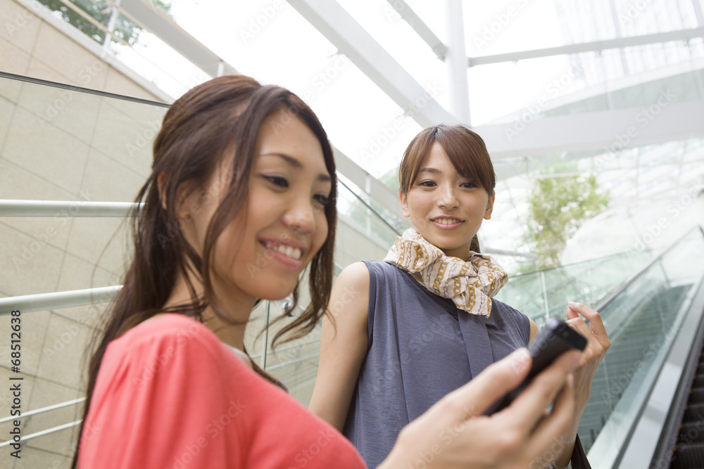 Escalator、Mobile phone、Woman