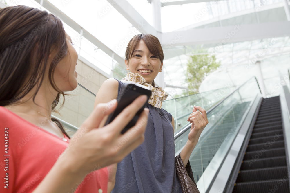 Mobile phone、Woman、Escalator