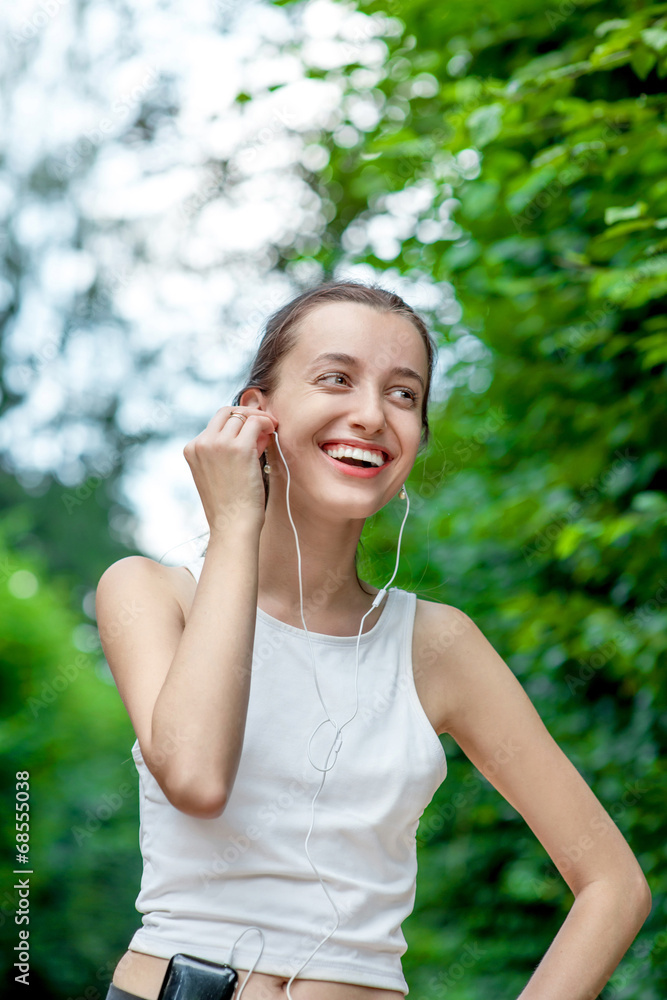 女跑步者。女跑步者在户外慢跑后放松