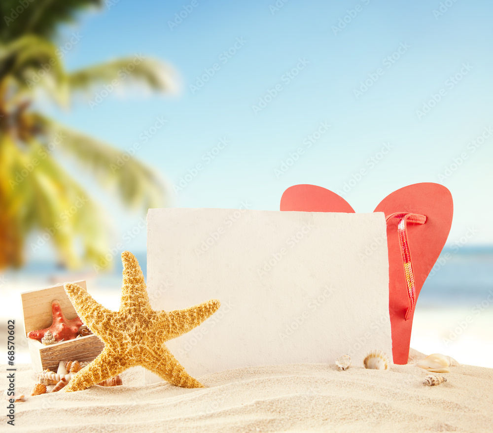 Sandy beach with blank paper for text（带空白纸的沙滩）