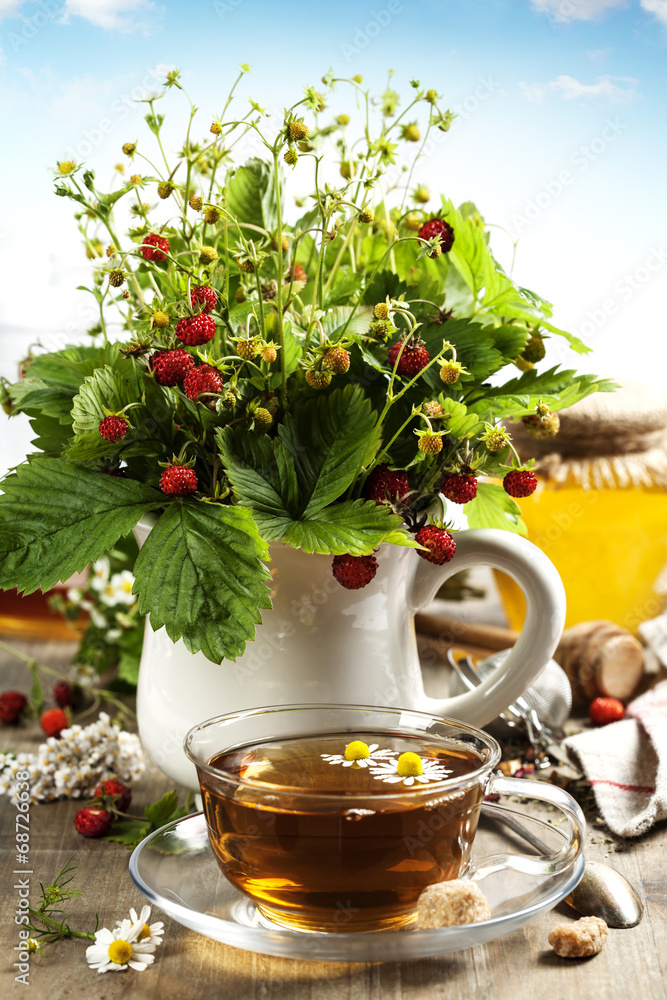 一束野生草莓配凉茶和蜂蜜